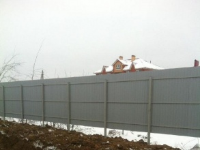 Забор из профнастила с забивными столбами 95 метров