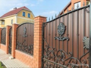 Кирпичный забор с ковкой  150 метров фото в Заречье