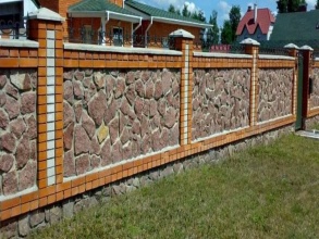 Кирпичный забор с камнем 12 метров фото в Заречье