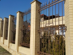 Кирпичный забор с ковкой  10 метров фото в Заречье